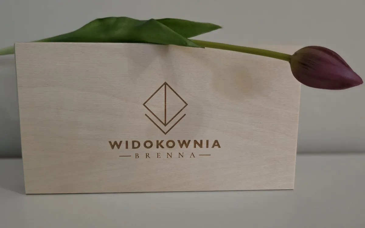 Zavřená dřevěná krabička s vygravírovaným logem Widokownia Brenna